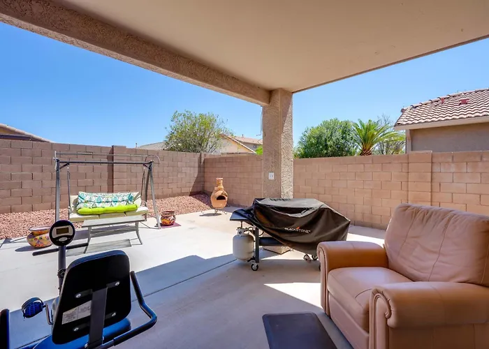 Backyard Billiards & Bbq! Desert Holiday home *