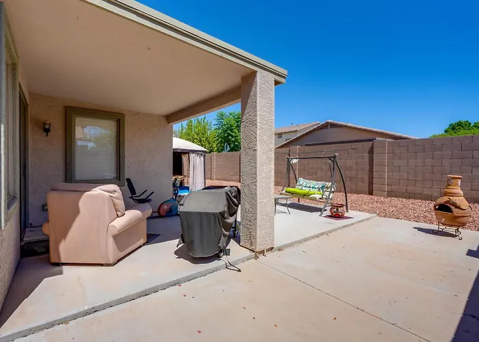 Backyard Billiards & Bbq! Desert Holiday home